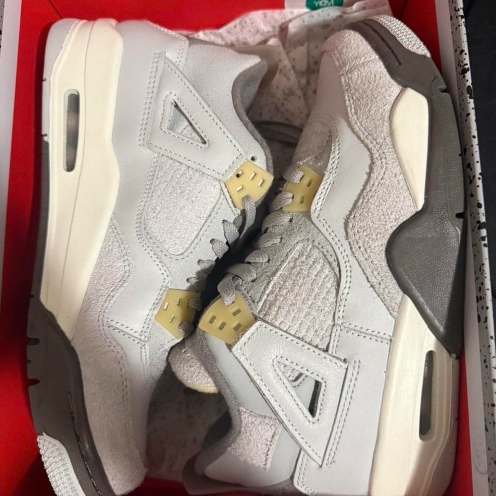 Jordan Air 4 Retro SE in Gray and Cream